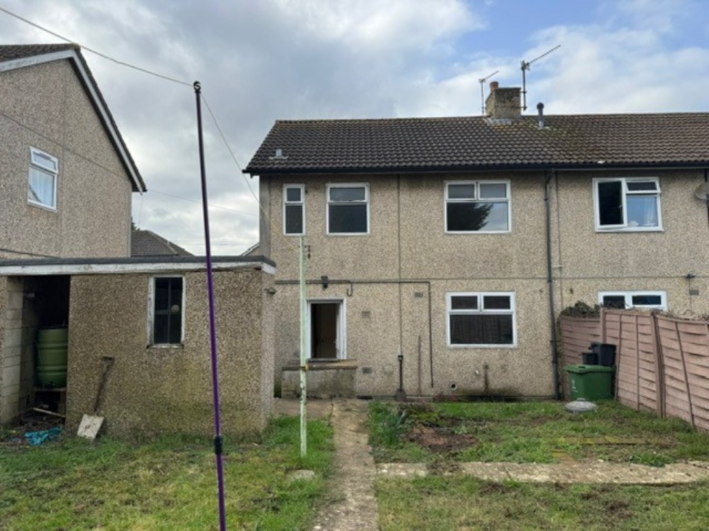 Lot: 121 - HOUSE FOR IMPROVEMENT - Back of property